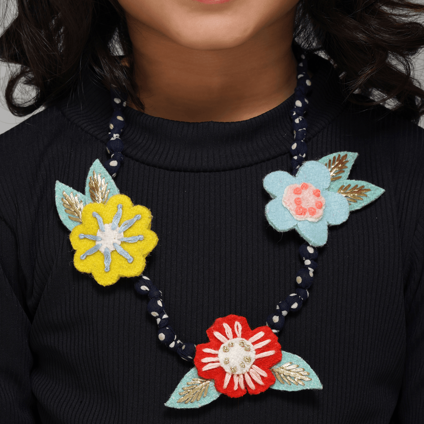Handcrafted Floral Necklace With Bag