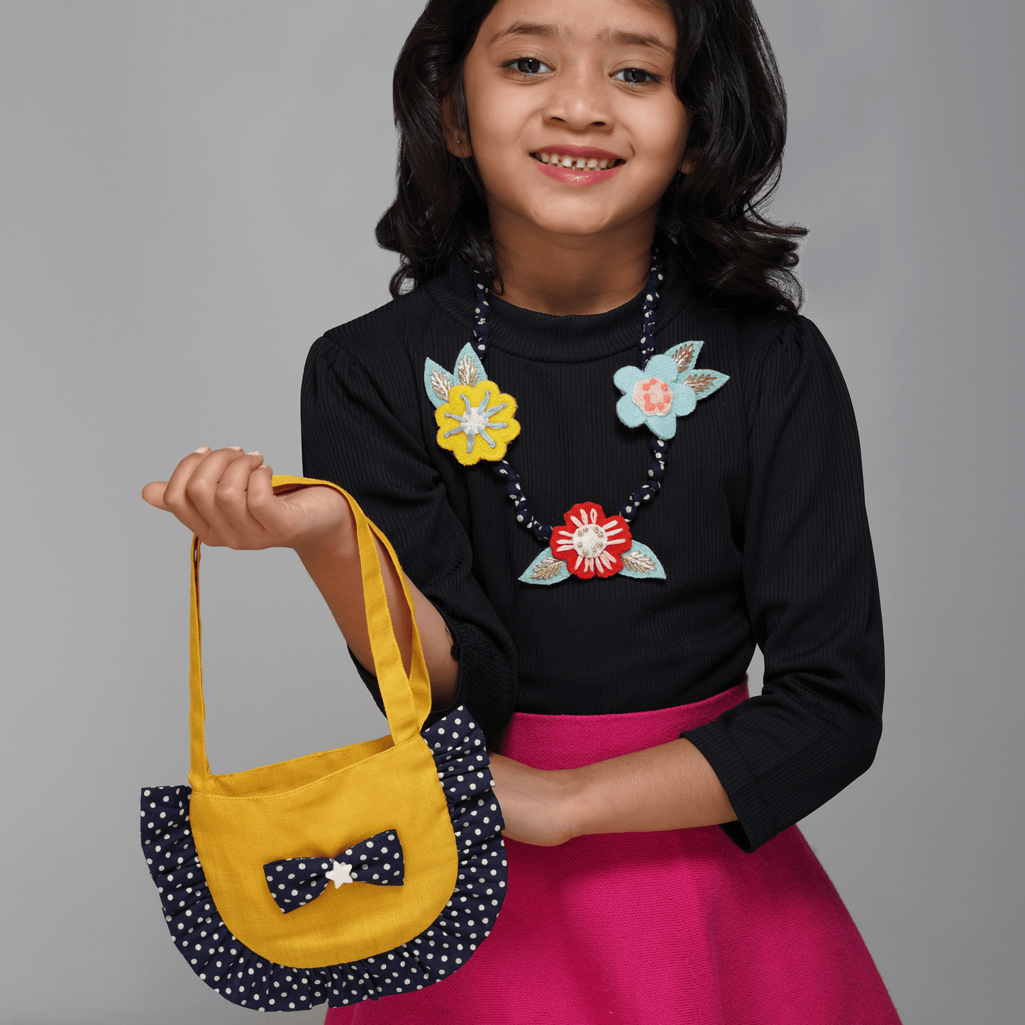 Handcrafted Floral Necklace With Bag
